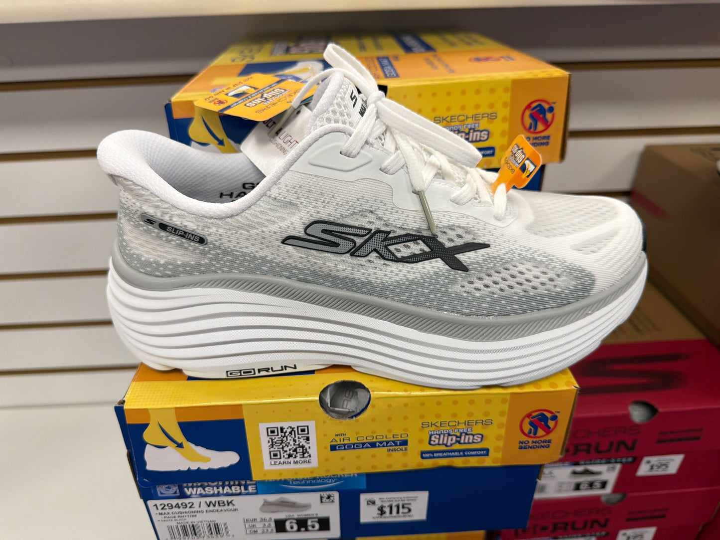 Max Cushioning Endeavour by Skechers