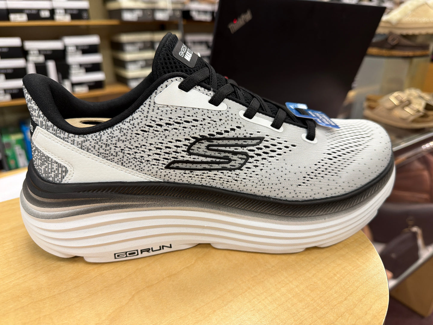 Men's Max Cushioning Endeavour - Kauska by Skechers